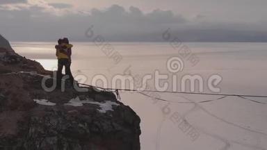 两个女人高兴地拥抱站在山顶上。